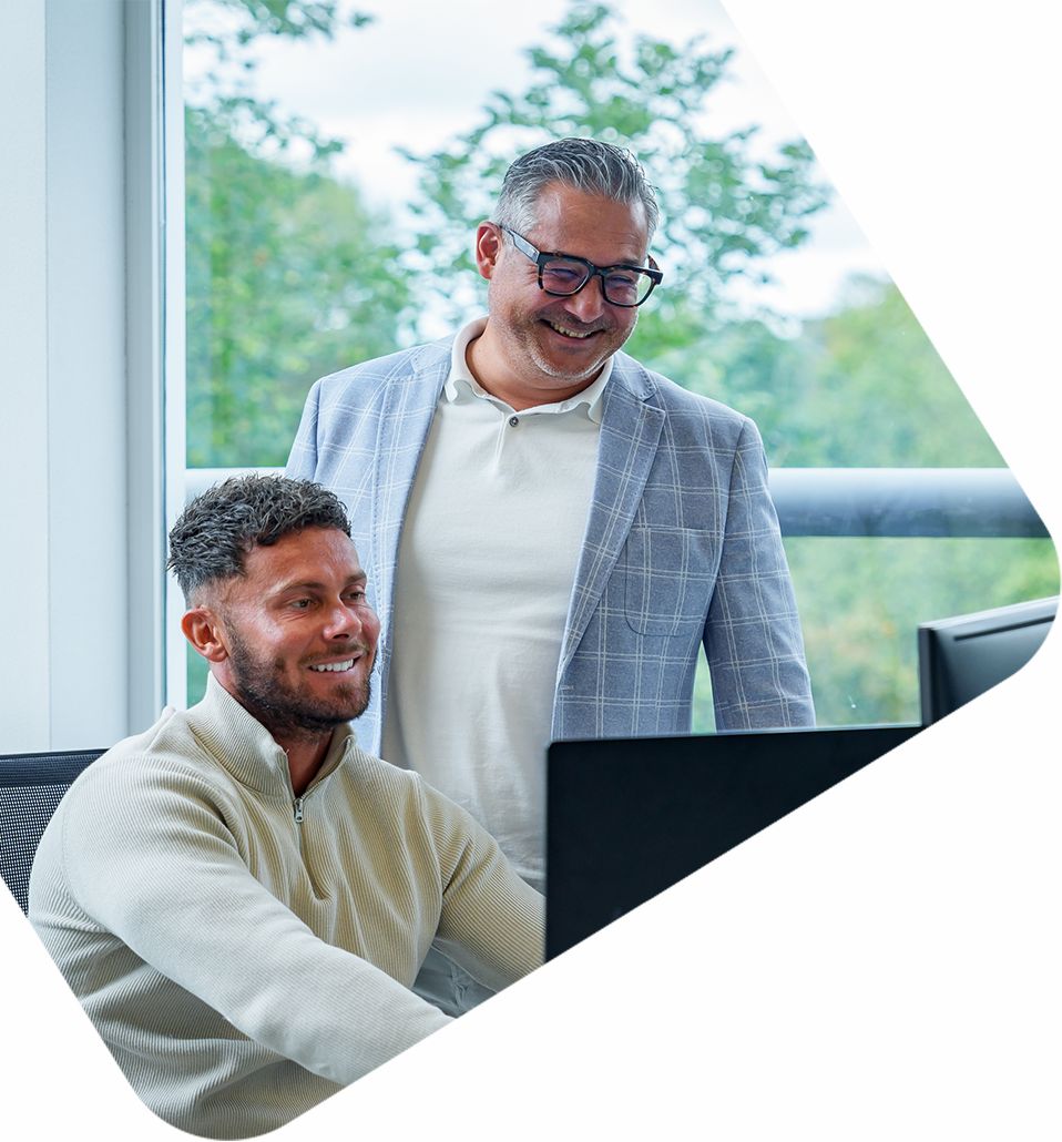 Twee collega’s bespreken webdesignstrategie op kantoor in Hoorn