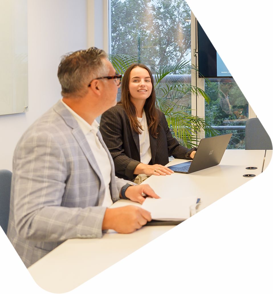 Teamoverleg bij bluedesk: strategiebespreking rondom conversie‑optimalisatie en klantgedrag.