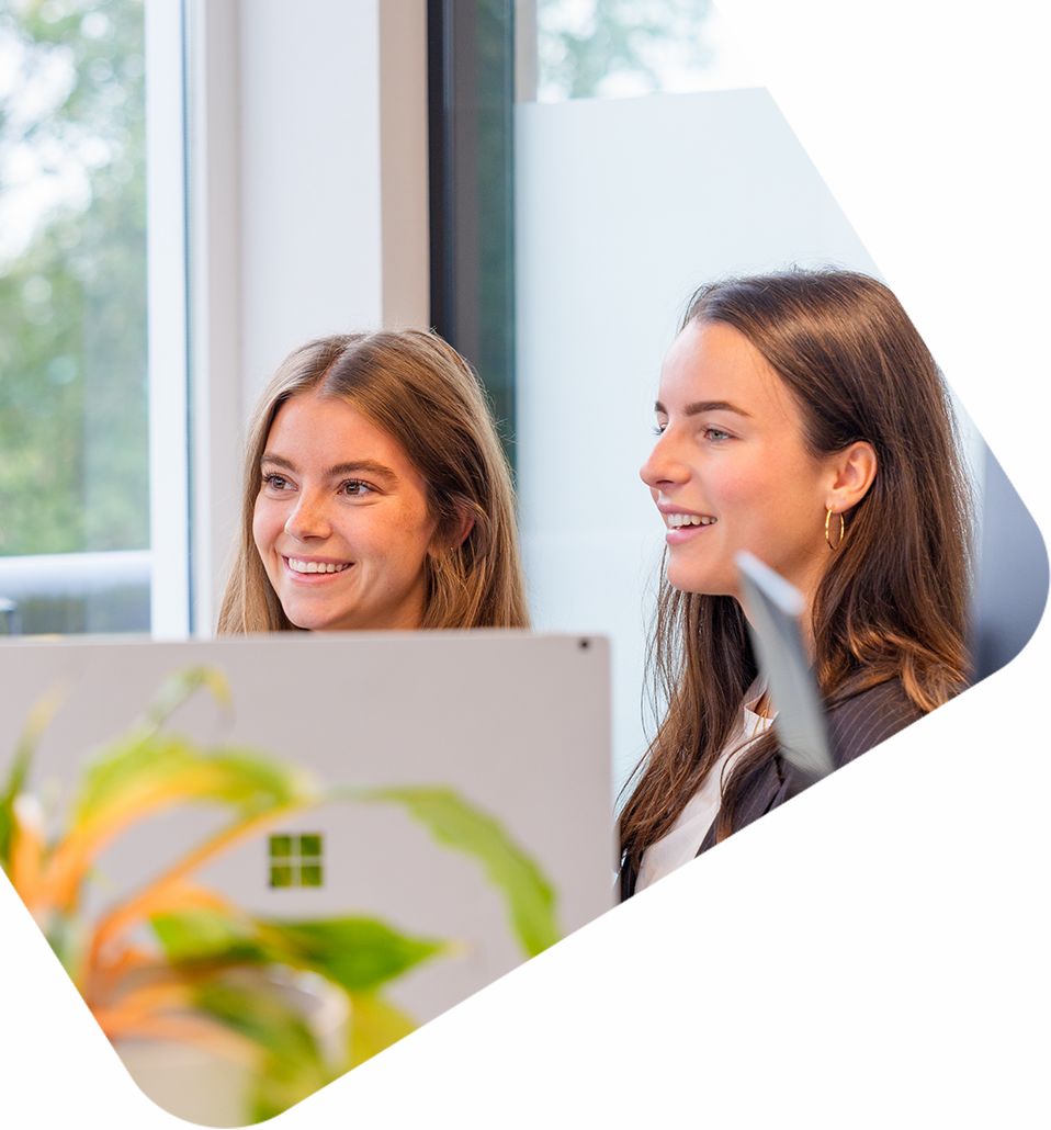 Twee vrouwelijke marketeers aan het werk bij bluedesk in Hoorn