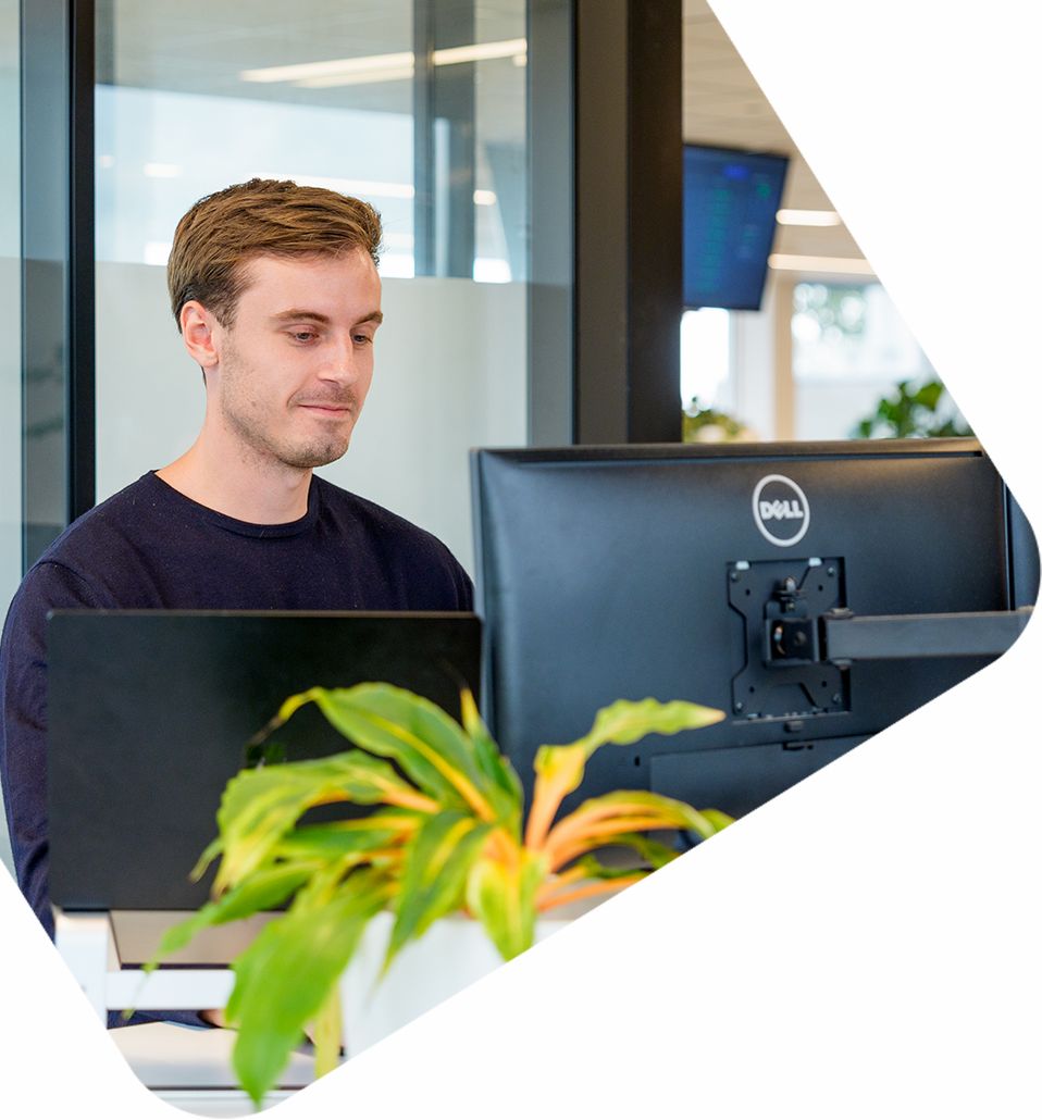 Vriendelijke collega werkt achter scherm aan customer journey optimalisatie