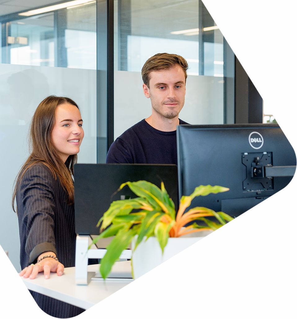 Twee marketingprofessionals bij Bluedesk analyseren e‑mailcampagne op Dell‑scherm