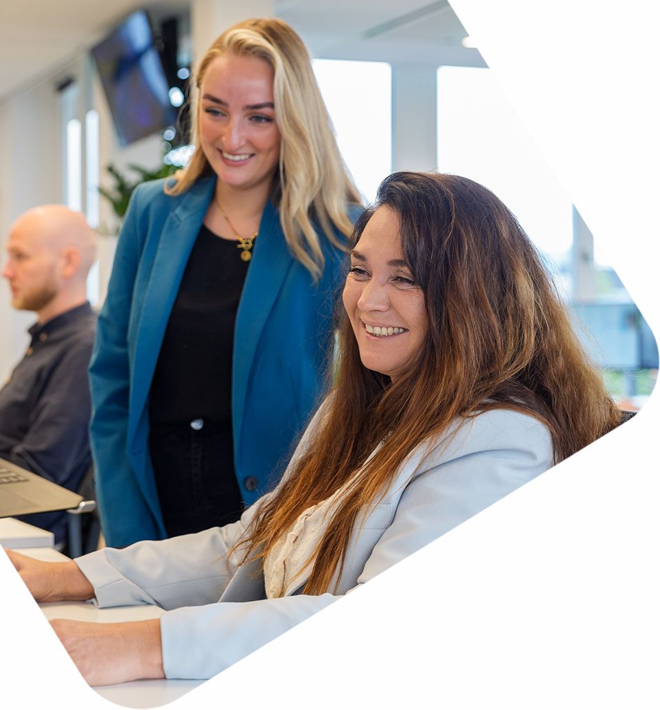 Twee collega’s bespreken digitale integratieoplossingen op kantoor