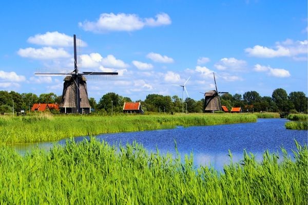 Traditioneel Hollands landschap met windmolens en water in Noord-Holland