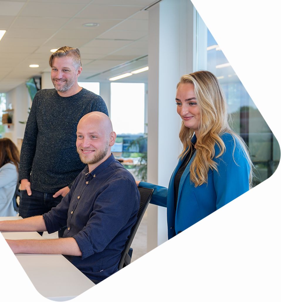 Drie collega's bespreken e-commerce integraties op een modern kantoor