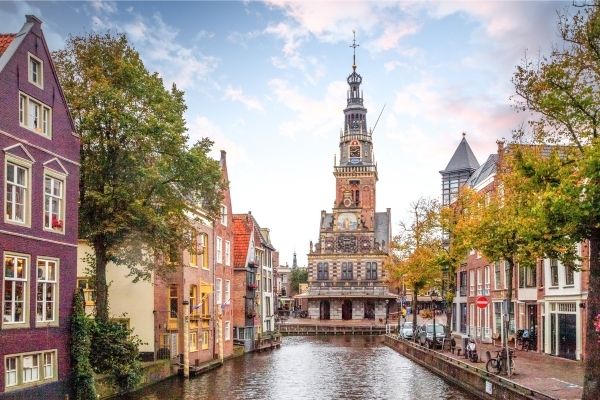 Uitzicht op de Waagtoren in Alkmaar met grachten en historische panden, locatie van het online marketing bureau bluedesk